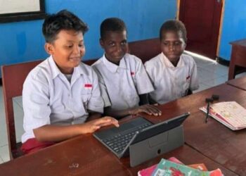 Uji coba belajar menggunakan laptop oleh siswa SD YPPK Teri. (Foto: Humas PLN)