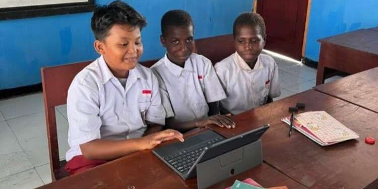 Uji coba belajar menggunakan laptop oleh siswa SD YPPK Teri. (Foto: Humas PLN)