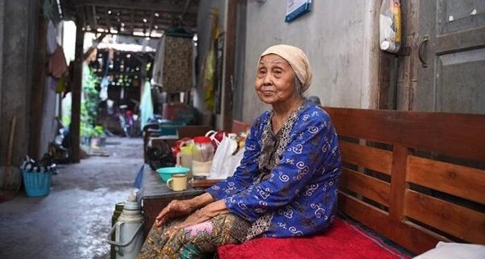 Warga berbagai lapisan menikmati aliran listrik. (foto: Humas PLN)