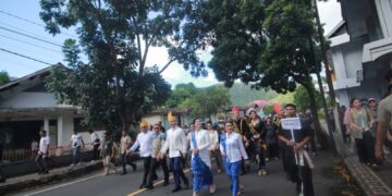 Bupati Kepulauan Sangihe Michael Thungari bersama Wakil Bupati Tendris Bulahari, didampingi Ketua dan Wakil Ketua Tim Penggerak PKK Kabupaten Kepulauan Sangihe, ikut ambil bagian dalam karnaval budaya pada pembukaan Festival Seni Budaya Sangihe (FSBS) 2025, Jumat (7/11/2025). (Dok. Istimewa)