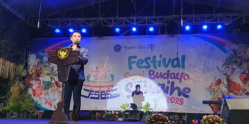 Foto: Bupati Michael Thungari saat menutup Festival Seni Budaya Sangihe 2025. (Dok. Rendy/Barta1)