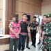 Oknum Kepala Dinas PUTR Kabupaten Kepulauan Talaud Nampak menggunakan rompi pink kejaksaan setelah ditetapkan sebagai tersangka.