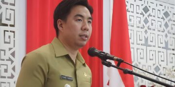 Foto: Bupati Kepulauan Sangihe, Michael Thungari, saat membawakan pengantar Ranperda dan Nota Keuangan APBD 2026 dalam rapat paripurna DPRD Sangihe. (Dok. Istimewa)