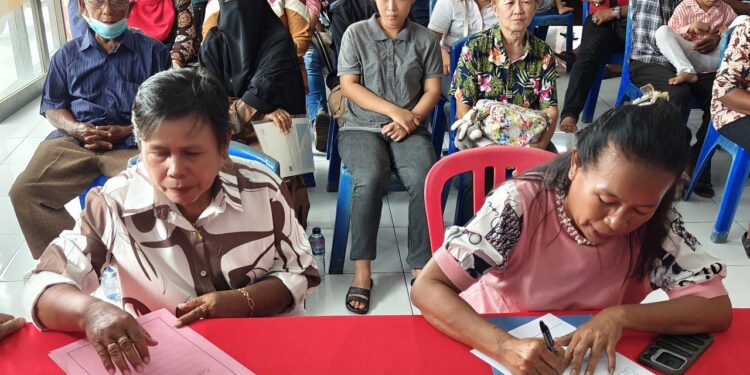 Kantor BPN Manado Serahkan 37 Sertipikat Program PTSL 2025 di Kelurahan Sindulang Satu