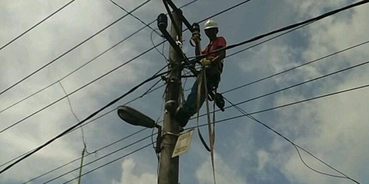 Kegigihan petugas PT PLN bekerja nonstop 24 jam melawan berbagai tantangan ekstrem di lapangan. (Foto: PLN)