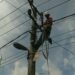 Kegigihan petugas PT PLN bekerja nonstop 24 jam melawan berbagai tantangan ekstrem di lapangan. (Foto: PLN)
