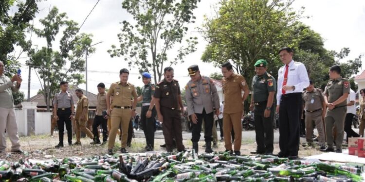 Ribuan Botol Minol Ilegal Dimusnahkan, Wali Kota Kotamobagu Tegaskan Komitmen Penegakan Hukum