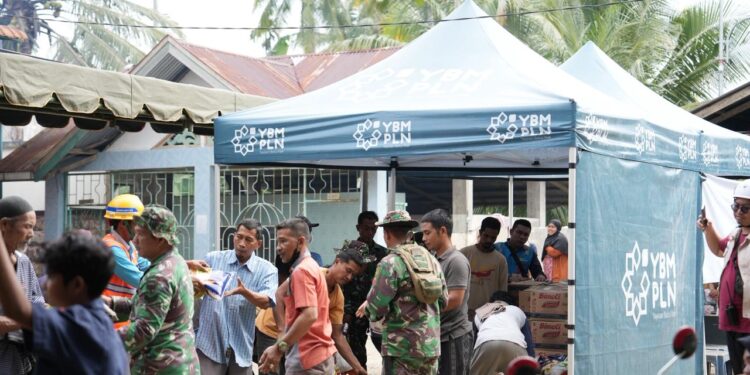 Warga Blang Panjoe Aceh Haru Sambut Bantuan Logistik Jumbo dari Kementerian ESDM dan PLN.(Foto: Humas PLN)