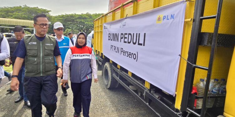COO Danantara sekaligus Kepala BP BUMN, Dony Oskaria meninjau bantuan truk toren air yang diberikan oleh PLN dalam agenda BUMN Peduli. (foto: Humas PLN)