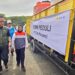 COO Danantara sekaligus Kepala BP BUMN, Dony Oskaria meninjau bantuan truk toren air yang diberikan oleh PLN dalam agenda BUMN Peduli. (foto: Humas PLN)
