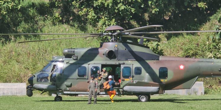 Dengan dukungan TNI Angkatan Udara (AU), para personel PLN diterbangkan dengan helikopter ke titik-titik tower terdampak yang tidak dapat diakses jalur darat. (foto: Humas PLN)