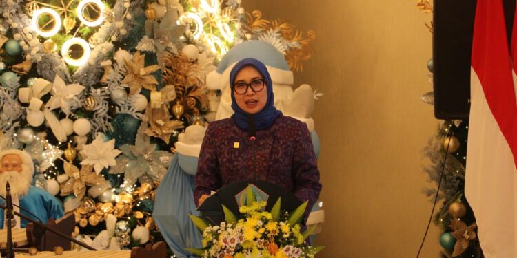Direktur Distribusi PT PLN (Persero), Arsyadany Ghana Akmalaputri saat memberikan sambutan terkait dukungan penuh PLN terhadap kemajuan Sulawesi Utara. (foto: Humas PLN)
