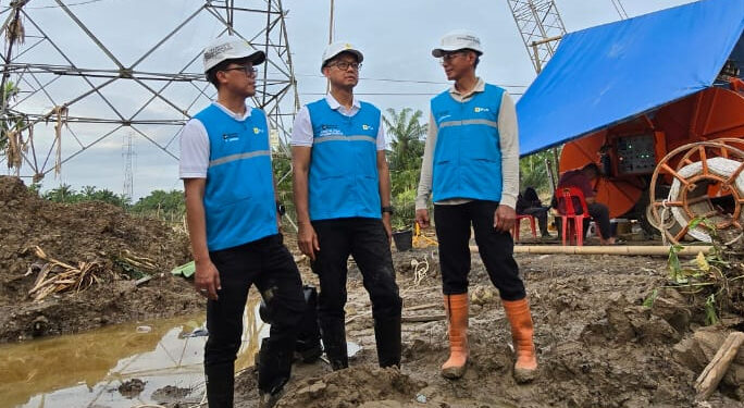 Direktur Utama PLN Darmawan Prasodjo dan sejumlah direktur terkait memastikan kondisi di lapangan berjalan lancar. (foto: Humas PLN)