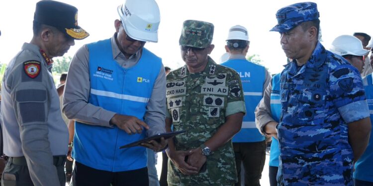 Direktur Utama PLN Darmawan Prasodjo saat berkoordinasi terkait penanganan bencana alam di Aceh. (foto: Humas PLN)
