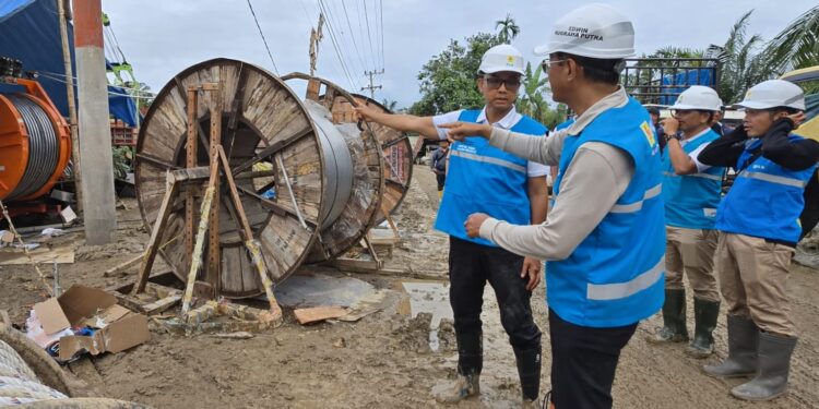 Direktur Utama PLN, Darmawan Prasodjo ketika menyelesaikan pemasangan kabel di titik tower 142 pada jaringan transmisi Pangkalan Brandan-Langsa. (foto: Humas PLN)