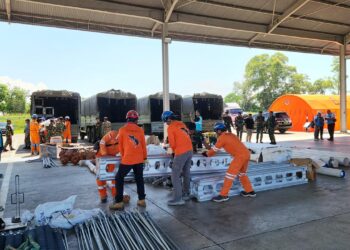 Dukungan armada truk dari TNI Angkatan Darat (AD) turut membantu pendistribusian material tower darurat beserta para personel PLN ke titik-titik tower terdampak. (foto: Humas PLN)