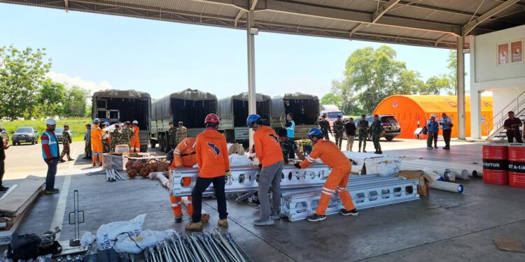 Dukungan armada truk dari TNI Angkatan Darat (AD) turut membantu pendistribusian material tower darurat beserta para personel PLN ke titik-titik tower terdampak. (foto: Humas PLN)