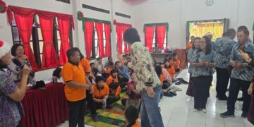 PGE Area Sibayak Berbagi Kasih Bersama Anak Penyandang Disabilitas, Maknai Natal dalam Kesederhanaan. (foto: Humas PGE)