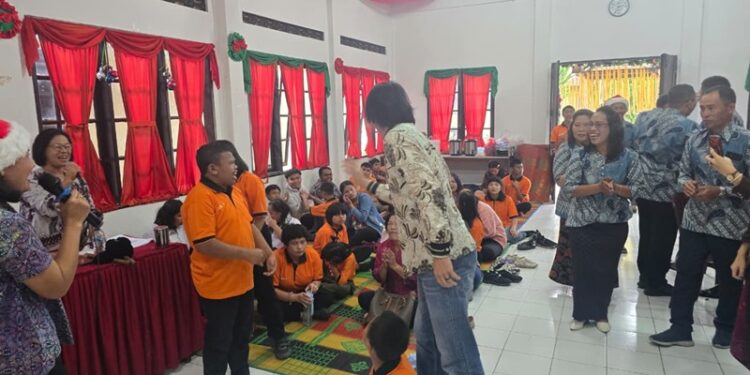 PGE Area Sibayak Berbagi Kasih Bersama Anak Penyandang Disabilitas, Maknai Natal dalam Kesederhanaan. (foto: Humas PGE)