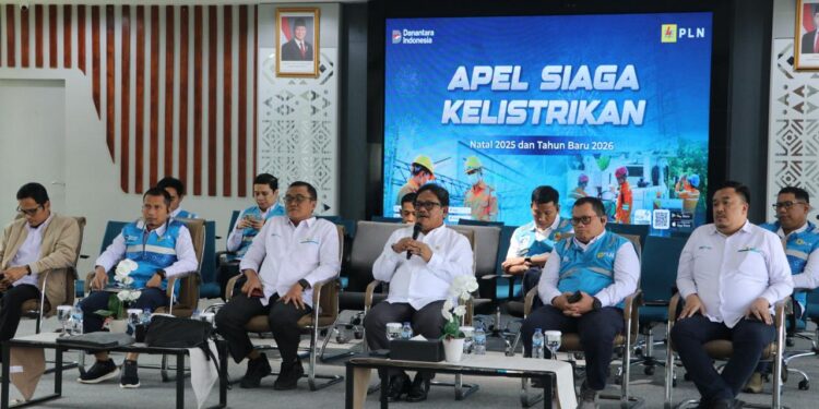 General Manager PLN UID Suluttenggo, Usman Bangun memimpin Apel Siaga Kelistrikan jelang perayaan Natal dan Tahun Baru dari Aula Klabat PLN Kantor Wilayah UID Suluttenggo. (foto: Humas PLN)