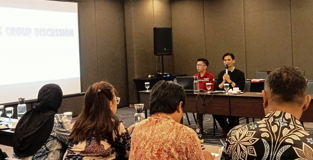 Ketua Tim Peneliti Polimdo Berdikari, Arifmanuel Kolondam SE., MSi saat memperkenalkan alat dan hasil cakalang fufu yang berkualitas. (foto: Meikel/Barta)