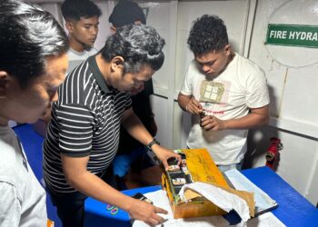 Foto: Petugas satresnarkoba saat menemukan barang bukti di kapal transportasi Manado-Tahuna. (Dok. Istimewa)