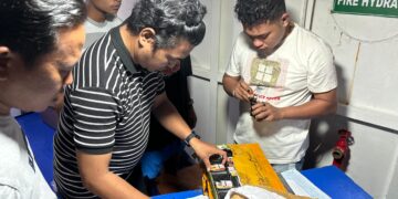 Foto: Petugas satresnarkoba saat menemukan barang bukti di kapal transportasi Manado-Tahuna. (Dok. Istimewa)