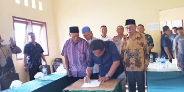 Foto: Kalapas Chandra Sudarto menandatangani surat pernyataan dalam mediasi bersama tokoh agama, pemerintah dan masyarakat. (Dok. Rendy/Barta1)