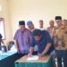 Foto: Kalapas Chandra Sudarto menandatangani surat pernyataan dalam mediasi bersama tokoh agama, pemerintah dan masyarakat. (Dok. Rendy/Barta1)