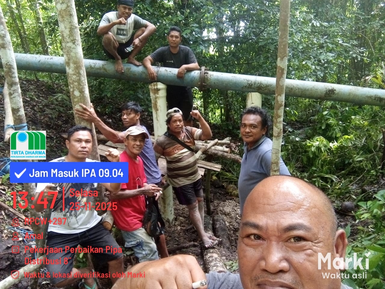 Foto bersama karyawan PDAM usai bergotong-royong memperbaiki kerusakan instalasi air.