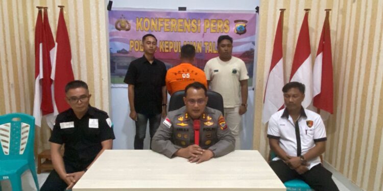 Kapolres Kepulauan Talaud, AKBP Arie Sulistyo Nugroho, S.I.K., M.H saat memimpin konferensi pers.
