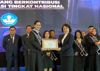 Foto: Bunda PAUD Kabupaten Kepulauan Sangihe, Ny. Cherry Thungari Soeyoenus, SE, menerima Penghargaan Apresiasi Bunda PAUD. (Istimewa)