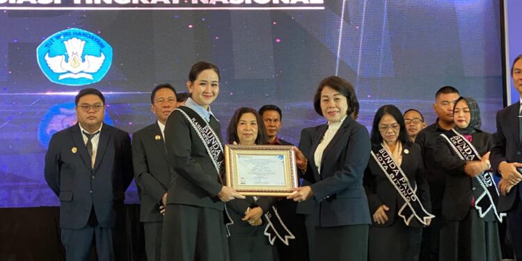 Foto: Bunda PAUD Kabupaten Kepulauan Sangihe, Ny. Cherry Thungari Soeyoenus, SE, menerima Penghargaan Apresiasi Bunda PAUD. (Istimewa)