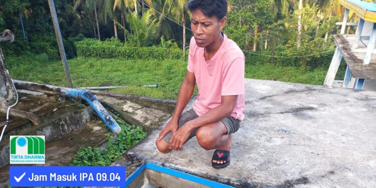 Salah seorang karyawan PDAM yang bertugas sebagai piket sedang memantau kondisi air.