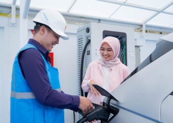 Ilustrasi pengguna electric vehicle dibantu oleh Petugas PLN ketika mengisi kendaraan listriknya di salah satu SPKLU, (foto: Humas PLN)