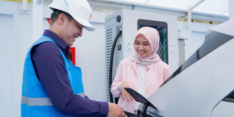Ilustrasi pengguna electric vehicle dibantu oleh Petugas PLN ketika mengisi kendaraan listriknya di salah satu SPKLU, (foto: Humas PLN)