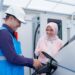Ilustrasi pengguna electric vehicle dibantu oleh Petugas PLN ketika mengisi kendaraan listriknya di salah satu SPKLU, (foto: Humas PLN)