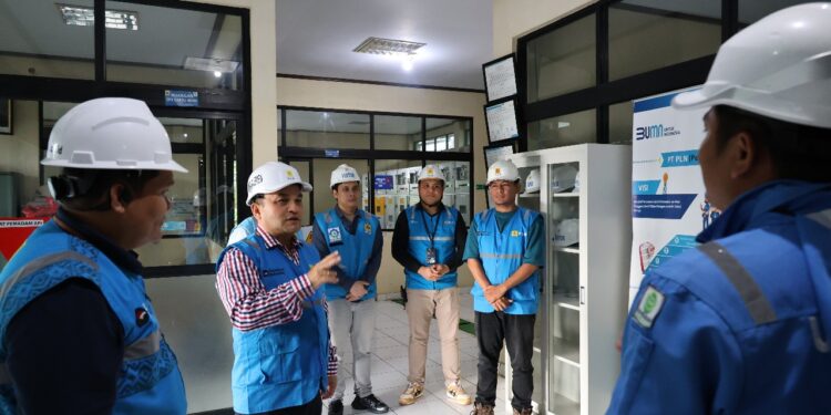 Peninjauan manajemen PLN di Kotamobagu. (foto: Humas PLN)