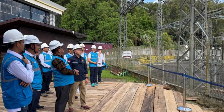 Peninjauan ke pusat kendali beban Sulawesi Utara. (foto: Humas PLN)