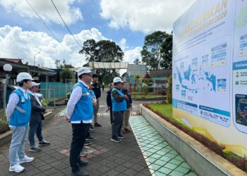Peninjauan manajemen PLN ke salah satu infrastruktur kelistrikan di Sulut. (foto: Humas PLN)