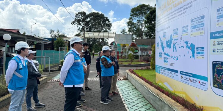 Peninjauan manajemen PLN ke salah satu infrastruktur kelistrikan di Sulut. (foto: Humas PLN)