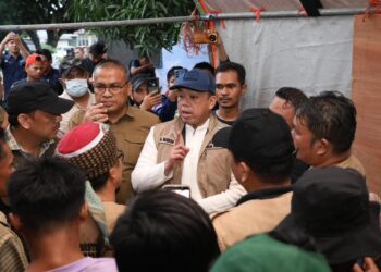 Menteri Nusron Salurkan Bantuan Warga Terdampak Bencana di Kabupaten Agam