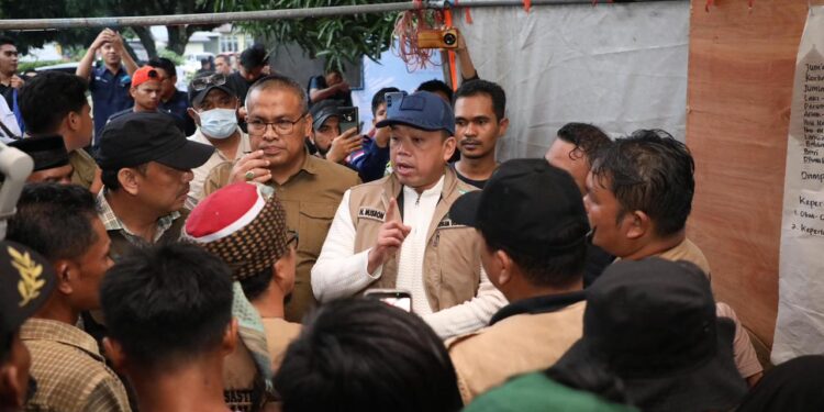 Menteri Nusron Salurkan Bantuan Warga Terdampak Bencana di Kabupaten Agam