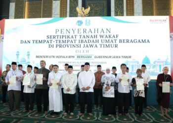 Menteri Nusron Serahkan 2.532 Sertipikat Tanah Wakaf dan Rumah Ibadah di Jatim