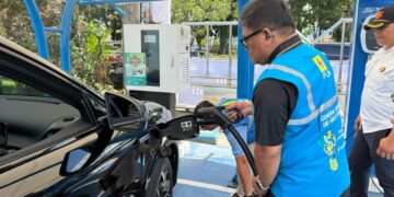 Pengisian daya ke Mobil Listrik lewat SPKLU yang disiagakan PLN Sulutenggo selama Natal dan Tahun Baru. (foto: Humas PLN)