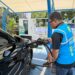 Pengisian daya ke Mobil Listrik lewat SPKLU yang disiagakan PLN Sulutenggo selama Natal dan Tahun Baru. (foto: Humas PLN)