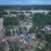 PLN juga memodifikasi alat berat atau crane menjadi tower darurat untuk mengganti salah satu tower yang terdampak bencana di jalur transmisi 150 kV Pangkalan Brandan-Langsa. (foto: Humas PLN)