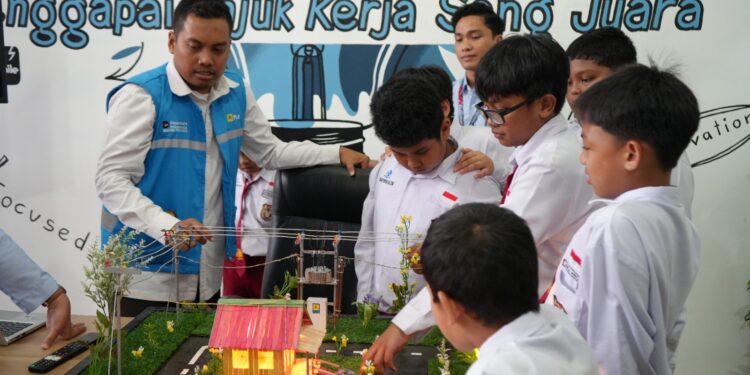 PT PLN Unit Induk Distribusi Kaltim dan Kaltara menggelar edukasi energi dan keselamatan listrik untuk pelajar di Samarinda dan Bontang. (Foto: Humas PLN)