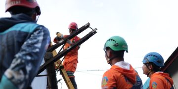 Menormalkan kembali pasokan listrik di daerah bencana. (Foto: PLN)
