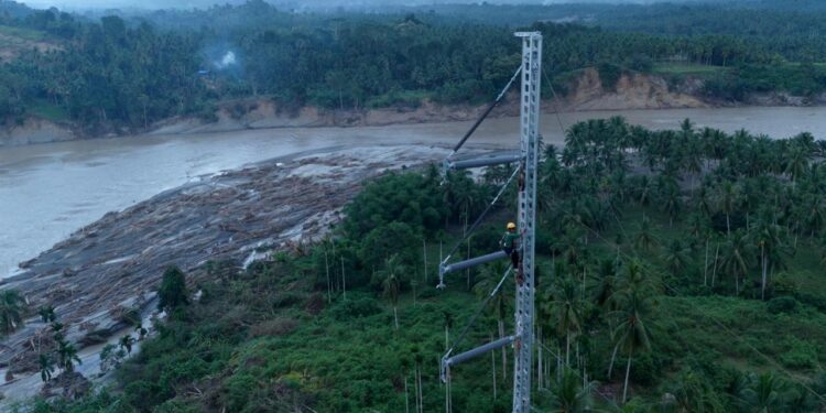 PemulihanTower di daerah terdampak bencana terus digenjot teknisi PLN. (foto: Humas PLN).